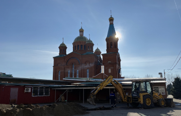 Начало работ по замене асфальта прихрамовой территории