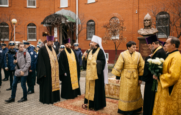 На территории храма установлен памятник святому князю Александру Невскому
