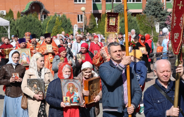 Пасхальный крестный ход и молебен в честь иконы «Живоносный источник»