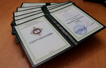 Выпускники церковно-певческих курсов получили удостоверения об окончании.