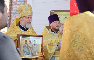 Благочинный возглавил службу в престольный праздник храма Трех Святителей