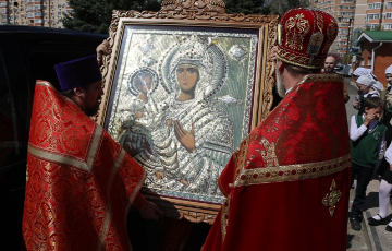 В Рождественский храм прибыла икона Божией Матери "Троеручица"