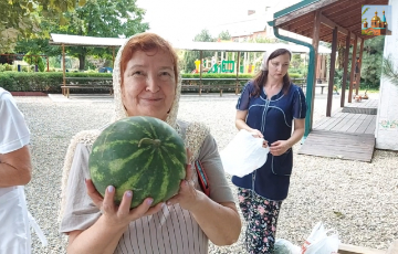 В Рождественском храме прихожанам раздали арбузы