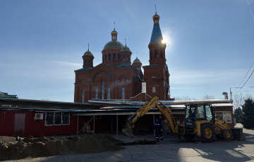 Продолжаются работы по украшению территории храма и установке ливневой канализации.