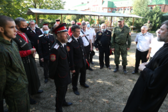 Воскресный сбор казаков при храме.