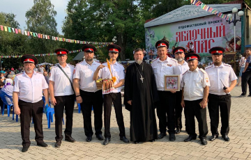Настоятель с казаками общины открыли праздник в Городском парке