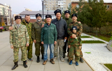 Казаки храма навели порядок на могилах Всесвятского кладбища