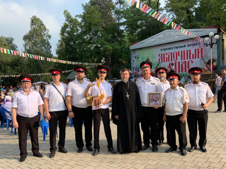 Яблочный Спас в Городском парке казаки