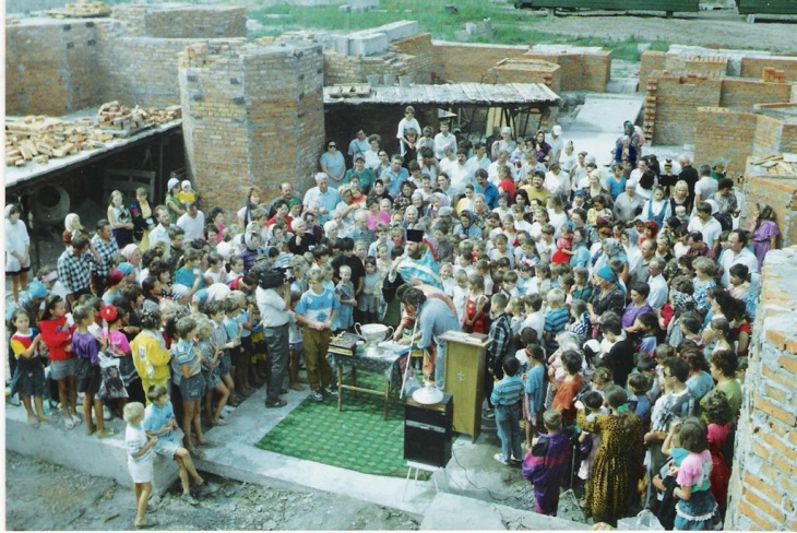 водосвятный молебен на строящемся храме 1994 год (Large).jpg
