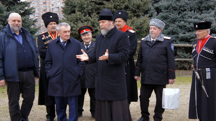 Бекетов в храме и казаки (9).JPG