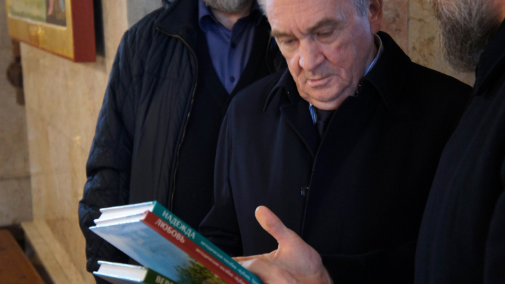 Бекетов в храме и казаки (3).JPG