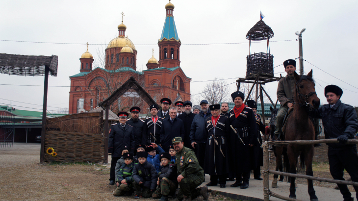 Бекетов в храме и казаки (1).JPG