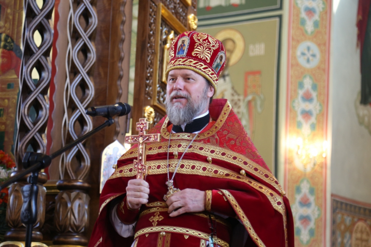 Настоятель красное облачение